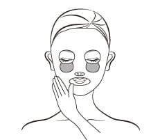 2.保護ネットをはがした面を顔全体にのせます。マスクのこめかみの部分を持って広げ、目・口の位置を合わせます。