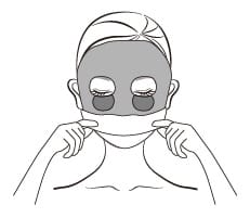 3.もう片方の保護ネットをゆっくりとはがし、マスクを指先でおさえ、ぴったりと密着させます。目の部分は折り返して、目に入らないようにご注意ください。